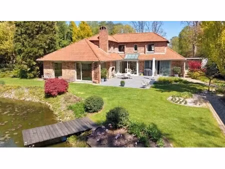 exclusief gelegen villa van 345m² op 30 are met grote vijver