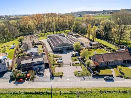 moderne villa met hippisch complex op 15.856m²