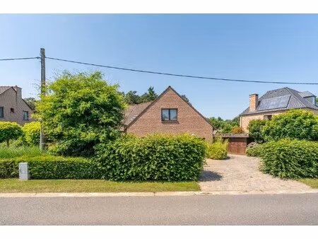 goed gelegen villa met 4/5 slaapkamers  een bureau  een garage en een mooie tuin op een gr