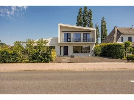 instapklare villa met 3 slaapkamers op 797 m²