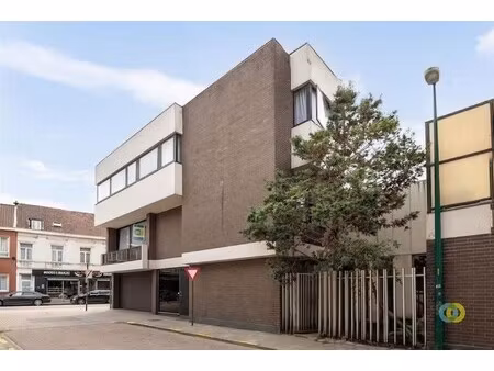 buitengewoonhuis met kantoorruimte
