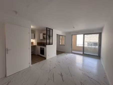 appartement de type 2 en centre-ville de sète avec terrasse
