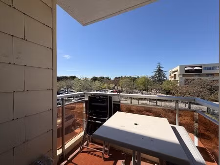 charmant studio avec balcon idéal investissement ou pied-à-terre