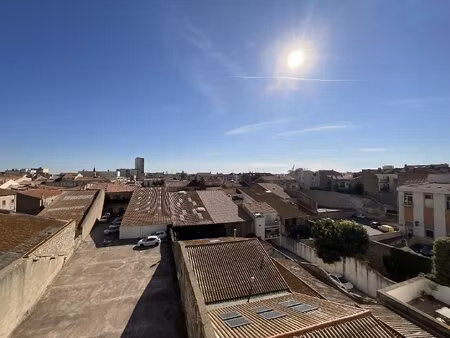 charmant studio avec une vue dégagée sur les toits de la ville