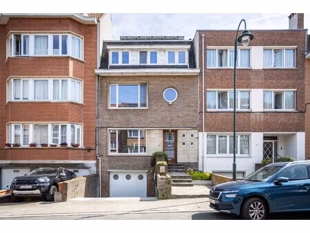 woning met zuidgerichte tuin en garage in laken