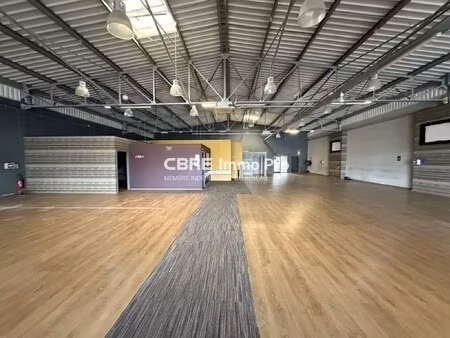location local commercial 794m²