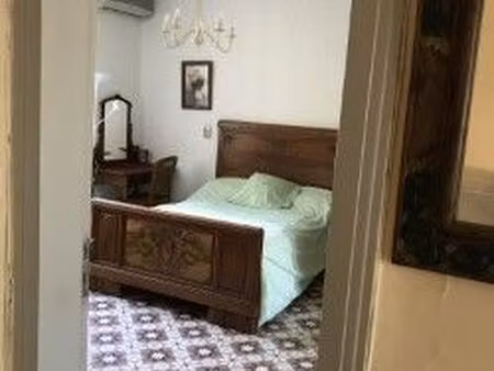 très grande chambre d'étudiant meublée très spacieuse et très lumineuse dans une villa