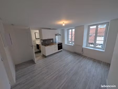 studio 25m² rénové et isolé 2ème étage (dpe c)