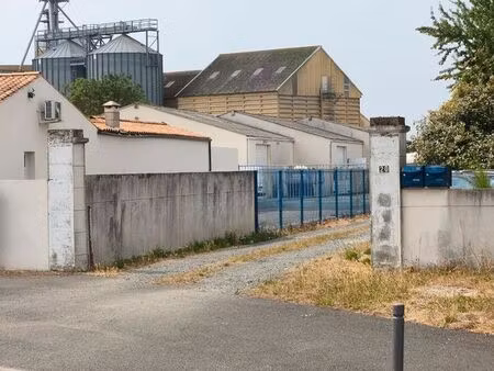 a louer emplacements extérieurs sur parc fermé pour véhicules  fourgons  camions  motos  c