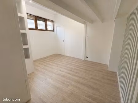 ? studio 17 m² rénové avec mezzanine – hyper centre troyes – chauffage inclus – 475 cc