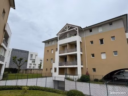 t1 secteur fac avec balcon et parking