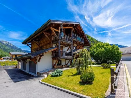 superbe chalet de 7 chambres et 7 salles de bain  tout confort  situé au soleil dans le...