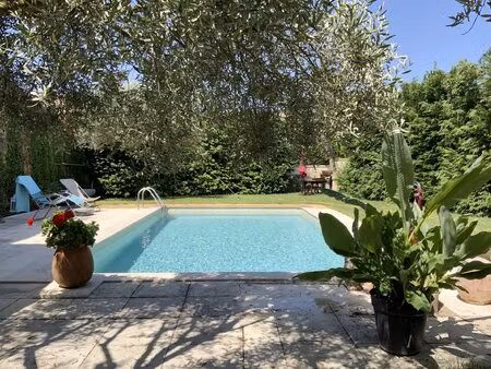 dans village avec commerces  charmante maison en pierre avec jardin et piscine.