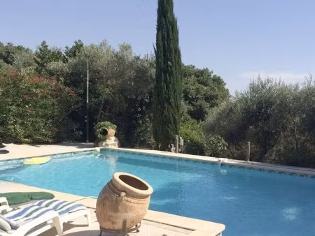 villa de plain pied avec piscine village tous commerces.