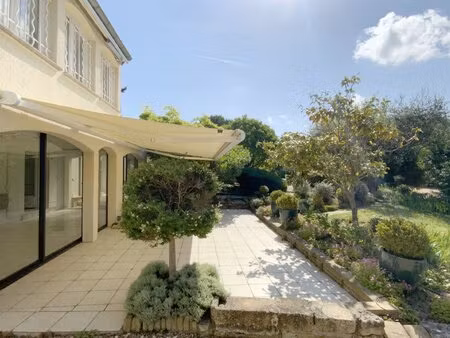 charmante maison avec terrain arboré et piscine à uzès.