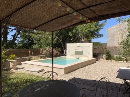 maison de village en pierre avec terrain et piscine.