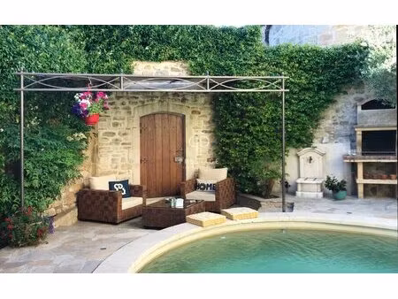 propriété de caractère superbement rénovée au cœur d'un village avec commodités  complète.