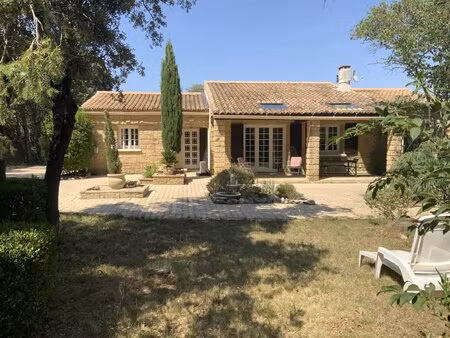 villa de plain pied sur un beau terrain au calme.