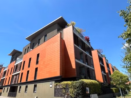 t2 dans bel immeuble récent