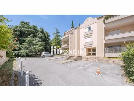 grand t2 avec jardinet  terrasse et parking
