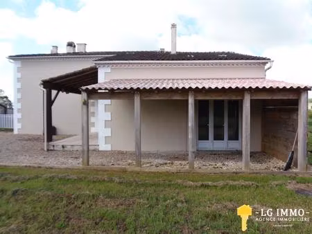grande maison individuelle de 4 chambres avec piscine située au bord de la ville.