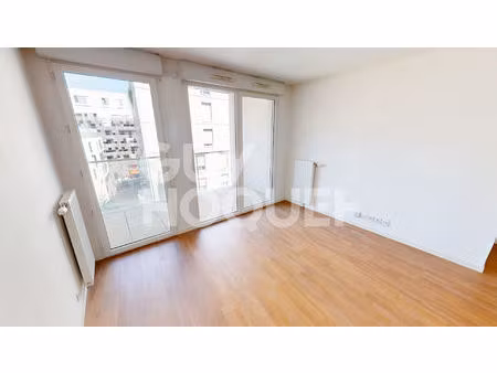 appartement 3 pièces de 58 m² avec deux balcons - ivry port