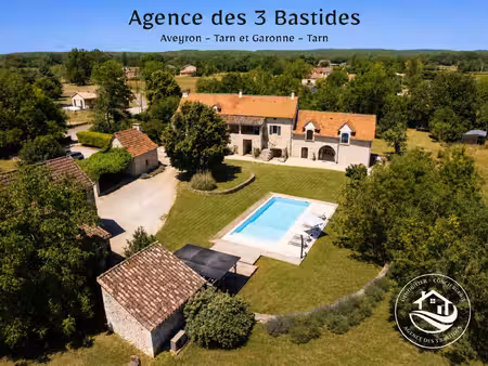 propriété de caractère en pierre du quercy avec gîte indépendant  piscine et 3 6 ha – vue.