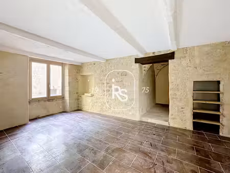 une maison de village de 80 m2 datant du 16ème dans le centre médiéval de largentière.