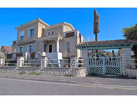 agen - maison de caractère comprenant 8 pièces principales avec garage et jardin.