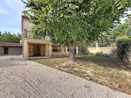 rez-de-chaussée de maison avec jardin privatif  garage et carport