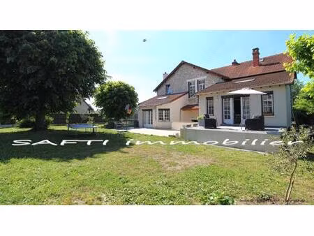 demeure de 190 m2 habitables de 8 pièces  5 chambres + cave sur un terrain clos de 1000 m2