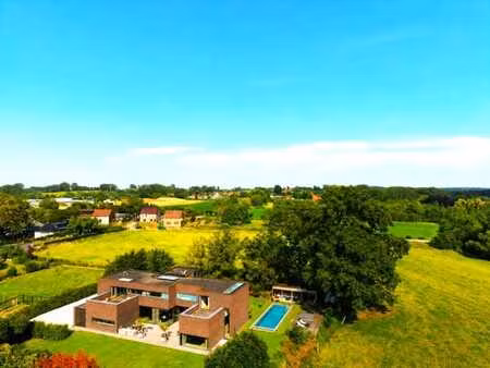 spacieuse villa avec 5 chambres  piscine et prairie