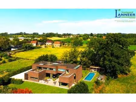 spacieuse villa avec 5 chambres  piscine et prairie