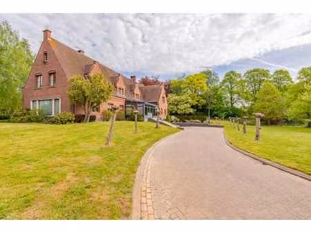 villa avec grand potentiel sur vaste terrain à lennik