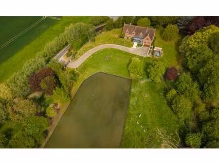 villa avec grand potentiel sur vaste terrain à lennik