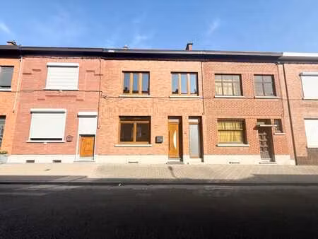 spacieuse maison 2 façades á deux pas du centre de binche