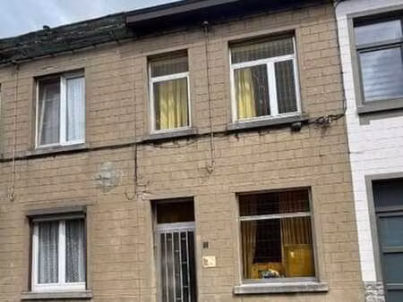 une maison de rangée  2 chambres  jardinet et terrasse