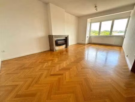 bel appartement lumineux avec balcon