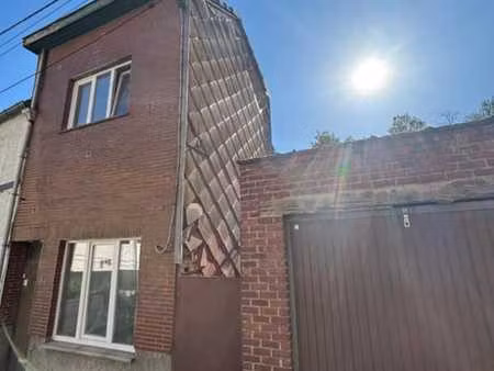 maison avec jardin et garage.