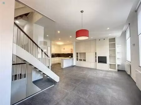 duplex entièrement rénové au centre de fleurus