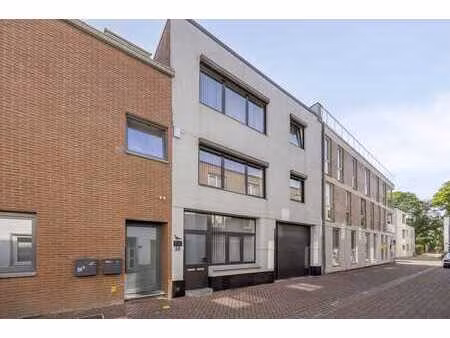 maison bien entretenue avec garage spacieux dans le centre d