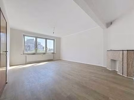 jette : appartement 2 chambres avec balcon et box garage