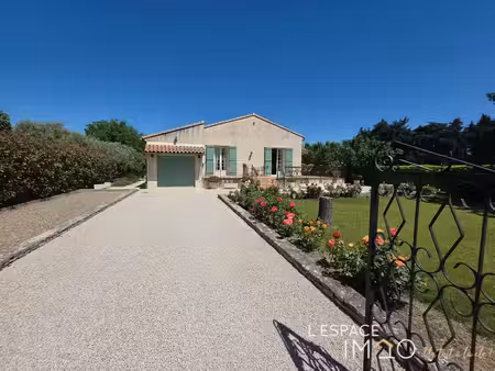 maison traditionnelle au calme  à deux pas du village