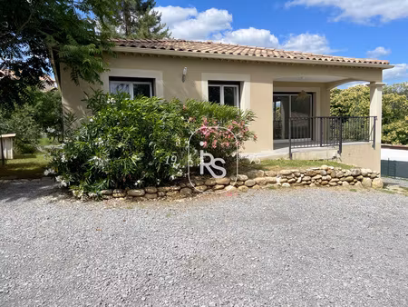 une lumineuse villa de plain-pied récente de 80 m2 avec 559