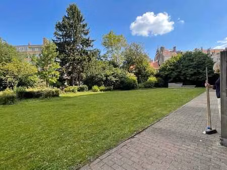 studio meublé au rez avec grande terrasse!