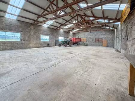 hangar d'environ 240 m2 proche des axes principaux