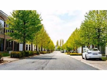 500 m² d'espace de stockage à proximité de la chaussée de...
