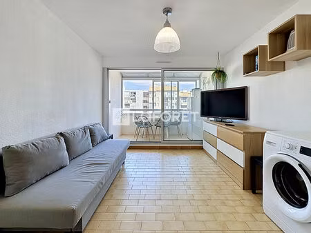 studio cabine avec loggia fermée à deux pas de la plage