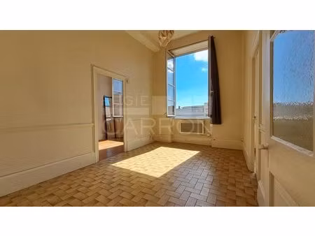 lyon 4 - t2 43m² - idealement situé - cachet - travaux a prevoir
