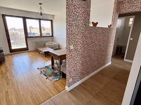 appartement avec grand balcon - 2 chambres - parking privati